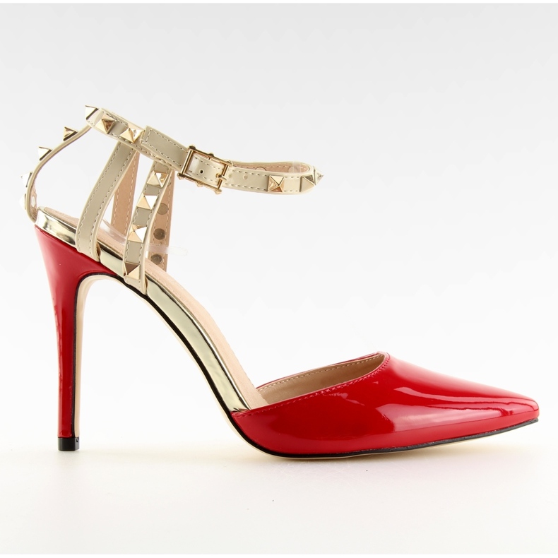 Pumps auf einer Anstecknadel mit roten Nieten