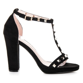 Seastar Schwarze Sandalen am Pfosten