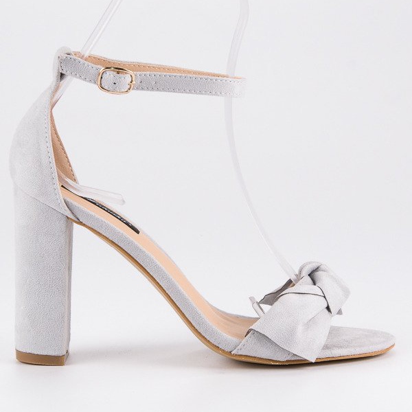 Wildledersandalen auf einem Pfosten grau