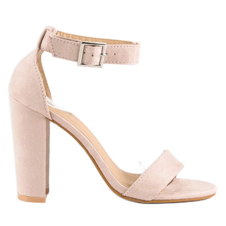 Klassische Sandalen an einer Bar beige