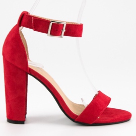 Klassische Sandalen an einer Bar rot