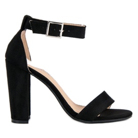 Klassische Sandalen an einer Bar schwarz