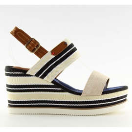 Beige Sandalen auf einem Keilabsatz D-37 beige