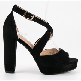 Sandalen auf einem hohen Pfosten schwarz