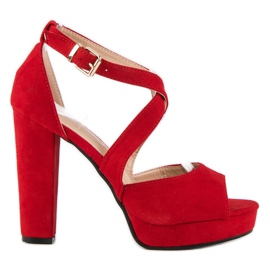 Sandalen auf einem hohen Pfosten rot