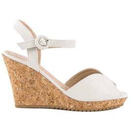 Sandalen auf einem Keilabsatz aus Kork grau