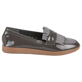 Grau lackierte Slipper