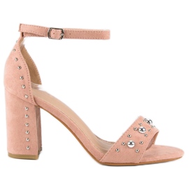 Bequeme Sandalen auf einem Pfosten rosa