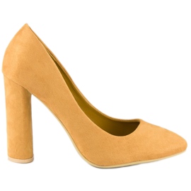 Wildlederpumps an der Säule gelb