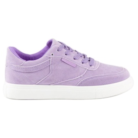 Turnschuhe auf der Plattform lila