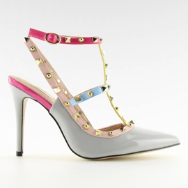 Pumps an einer Nadel mit grauen Nieten 1381