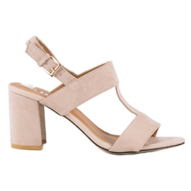 SDS Rosa Sandalen an einem Pfosten