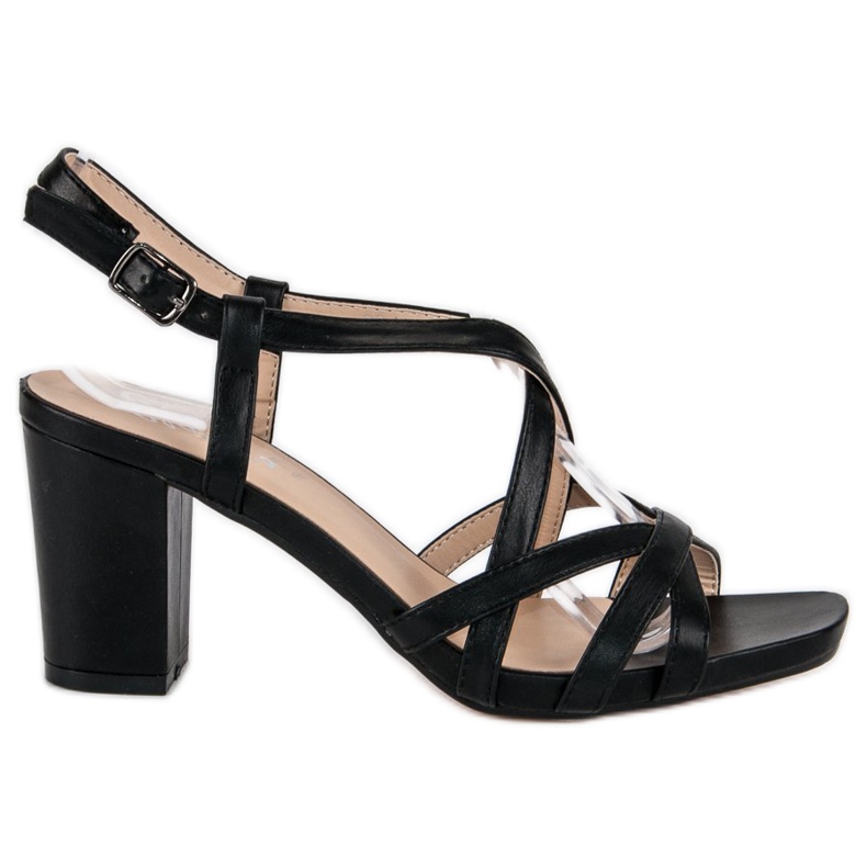 Schwarze Sandalen am Pfosten