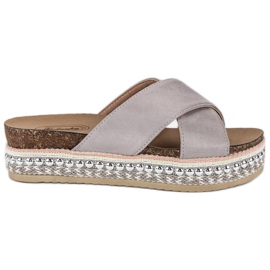 Graue Hausschuhe auf der Plattform