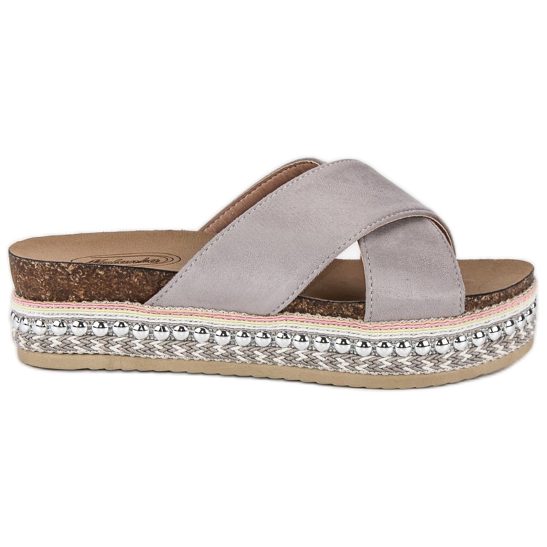 Graue Hausschuhe auf der Plattform