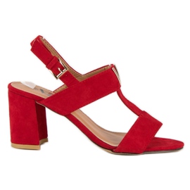 Damensandalen auf einem Pfosten rot