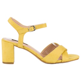 Milaya Gelbe Sandalen am Pfosten