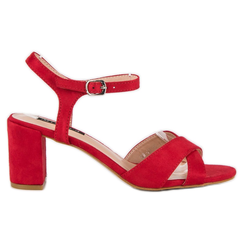 Milaya Rote Sandalen an einem Pfosten