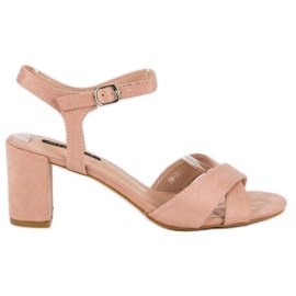 Milaya Rosa Sandalen an einem Pfosten