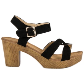 Leichte Sandalen an einem Pfosten schwarz