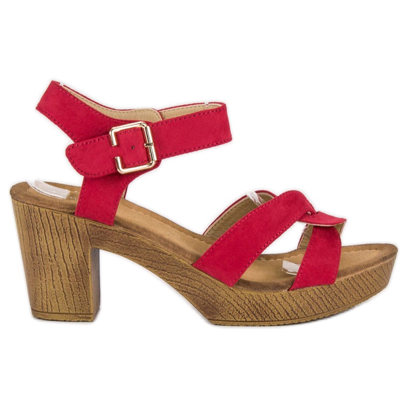 Leichte Sandalen an einem Pfosten rot