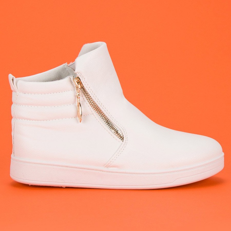 Weiße Turnschuhe über dem Knöchel