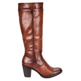 Stiefel auf dem Vinceza-Pfosten braun