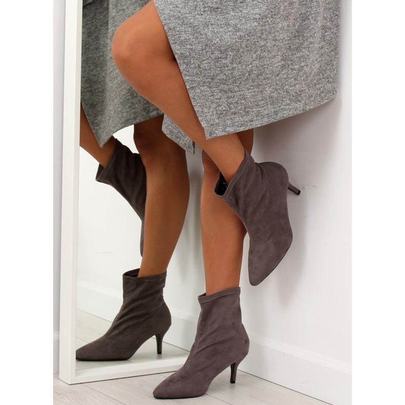 Graue F183 Graue Stiefel an einer Ferse