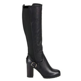 Passende Stiefel am Pfosten schwarz