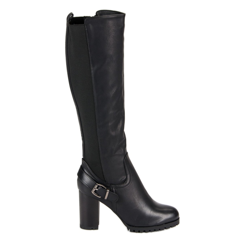 Passende Stiefel am Pfosten schwarz