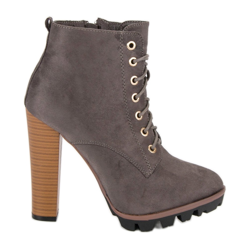 Graue gebundene Stiefel am Pfosten