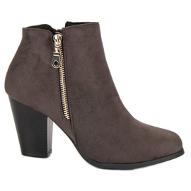 Groto Gogo Wildleder Booties auf einer Bar grau
