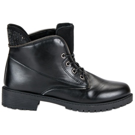 Balada Schwarze, gebundene Stiefel