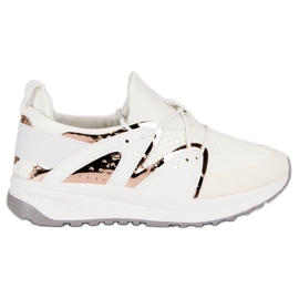 Stylische Sportschuhe weiß