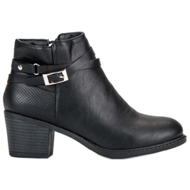 Abloom schwarze Beute auf einem Pfosten