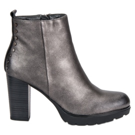 Filippo Graphitstiefel am Pfosten grau