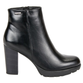 Weide Schwarze Stiefeletten am Pfosten