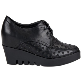 J. Star Durchbrochene Schuhe auf einem Keil schwarz