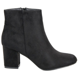 Mannika Wildleder Booties auf einer Bar schwarz