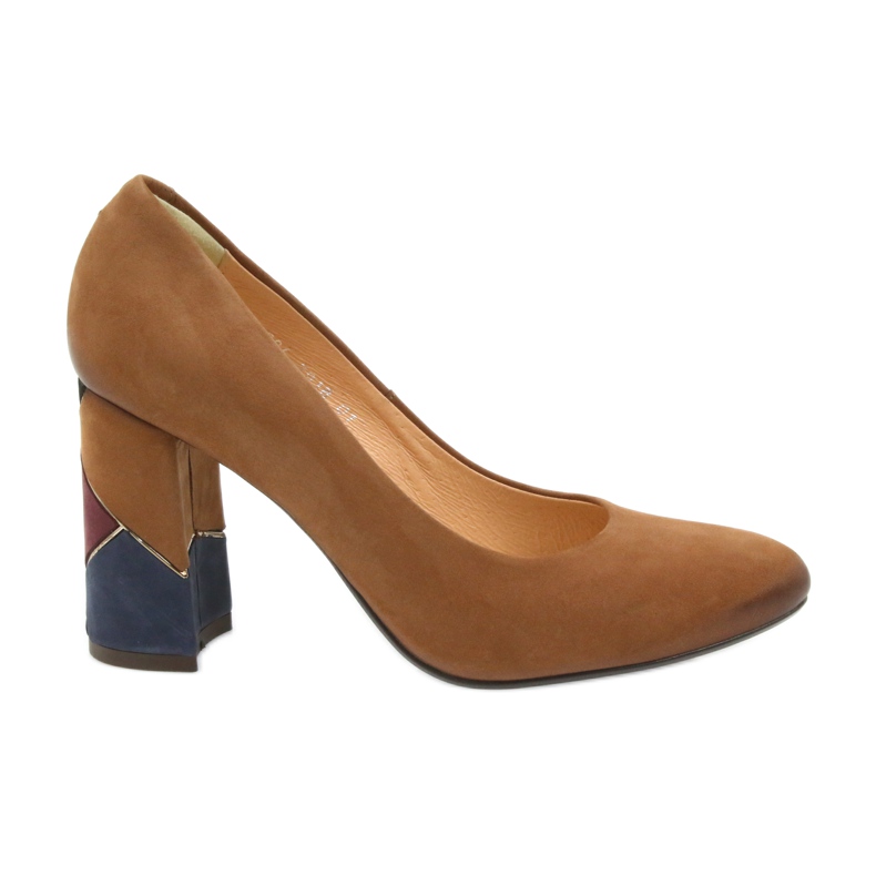 Espinto formelle Pumpen rote Pumpen auf einem dekorativen Pfosten braun