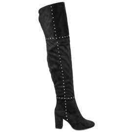 Schwarze Oberschenkelstiefel am Pfosten