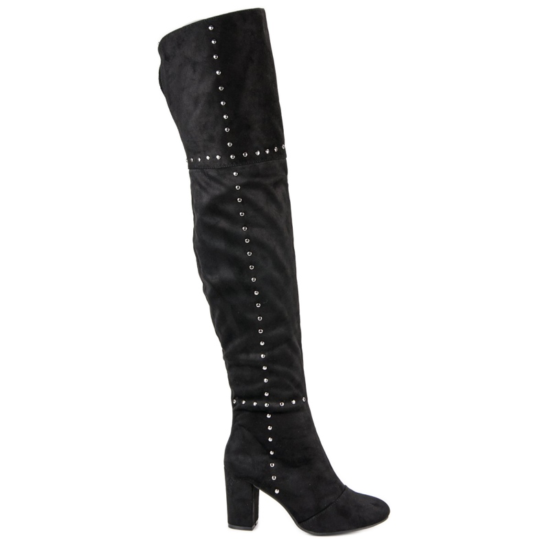 Schwarze Oberschenkelstiefel am Pfosten