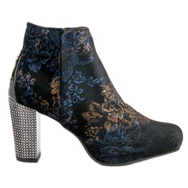 Elegante Stiefel auf der Post mehrfarbig