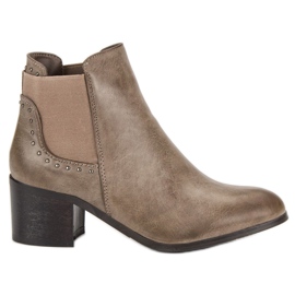 Stiefel auf einem Pfosten braun