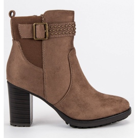 Super Me Wildleder Booties auf einer Bar braun