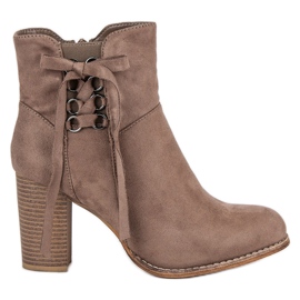 Super Mode Beige Stiefel auf der Post