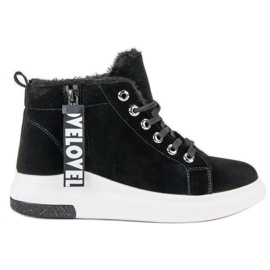 Warme schwarze Turnschuhe