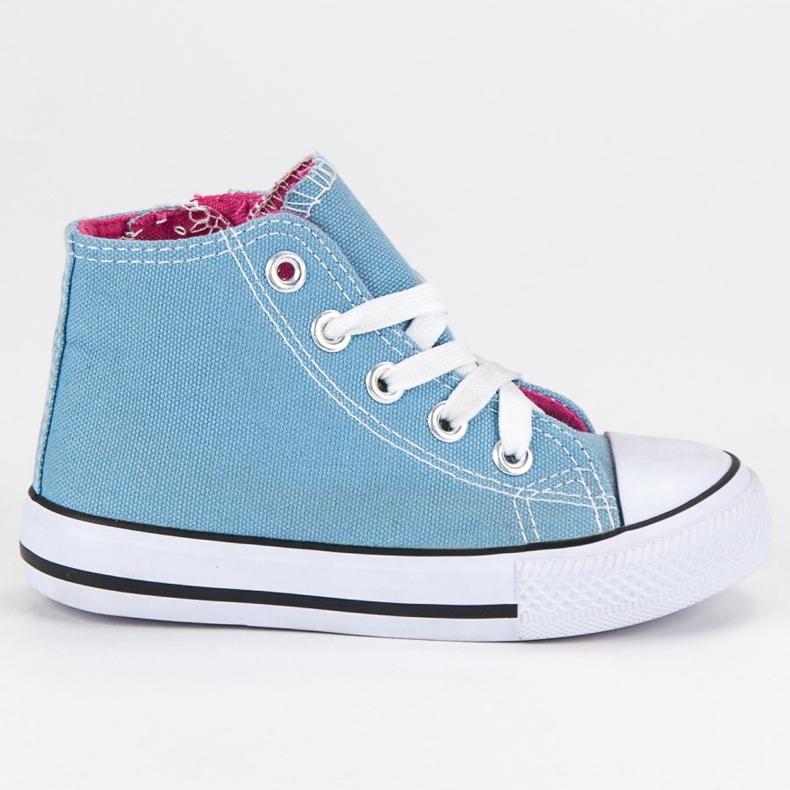 Hohe blaue Turnschuhe