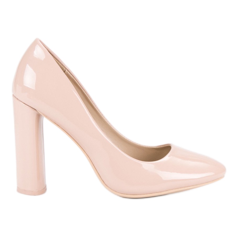 Lackierte Pumps auf einer Säule braun