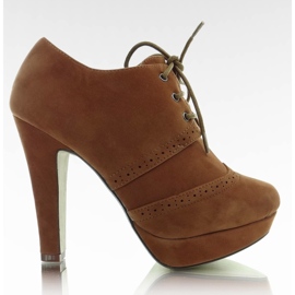 Schuhe auf dem Kamelpfosten MJ703 braun